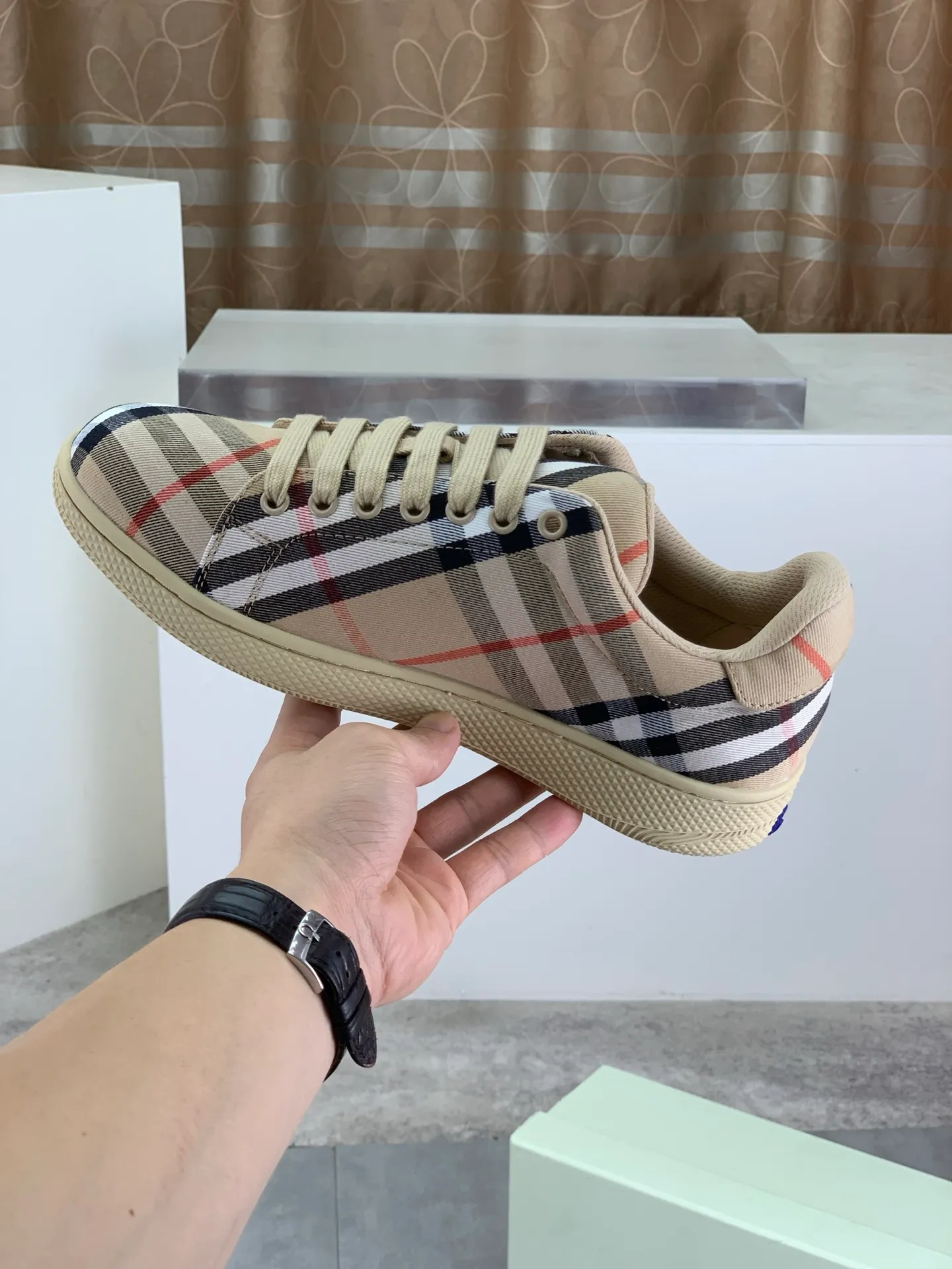 Factory price P580 [BURBERRY] Burberry - High-end quality original order - Upper: imported 🔝 original material - Lining: cowhide lining, feet; water-dyed cowhide - Outsole: ultra-light TPR rubber; two-color molded outsole - Super high quality control · Fine workmanship: highlighted (high-end, extravagance, grade) -Size: 38-46 (Male 38 46 can be customized) · Color: 4️⃣ colors available